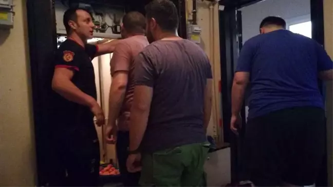 Asansörde mahsur kalan 3 kişiyi itfaiye ekipleri kurtardı