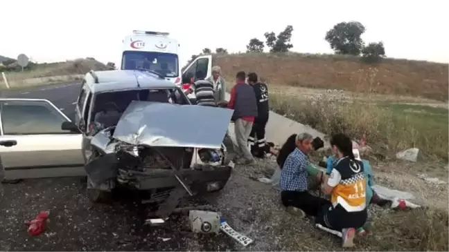 Kula'da otomobil traktöre çarptı: 2'si ağır 12 yaralı