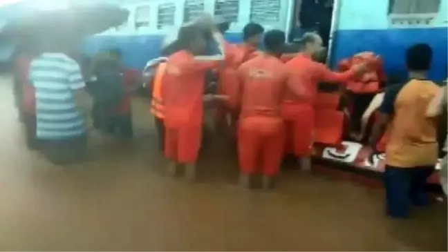 Hindistan'da sel: 700 kişi yolcu treninde mahsur kaldı