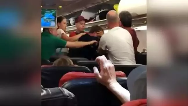 İstanbul'dan Rusya'ya gidecek uçakta Rus yolcular kavga etti