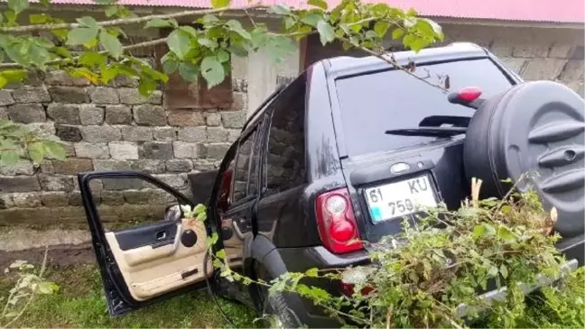 Şarampolde devrilen cip, evin duvarına çarptı: 1 ölü, 4 yaralı