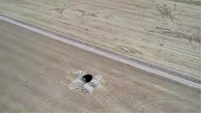 Eskişehir'de, 17 metre derinliğinde obruk oluştu