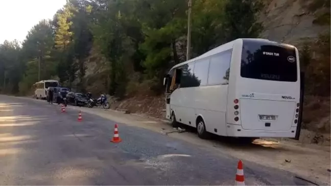 Manavgat'ta tur midibüsleri çarpıştı: 2'si turist 3 yaralı