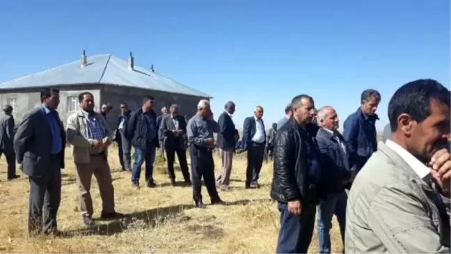 Kız, yan yana toprağa verildi