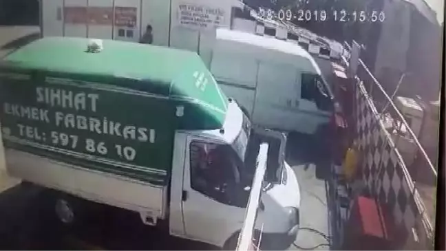 Arnavutköy'de oto yıkamacıdaki feci kaza kamerada