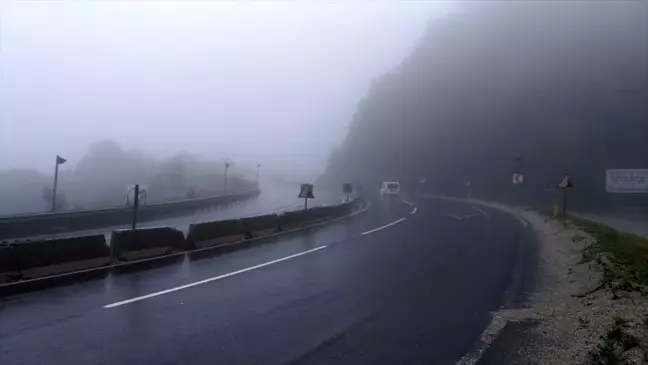 Bolu Dağı'nda yoğun sis ve sağanak