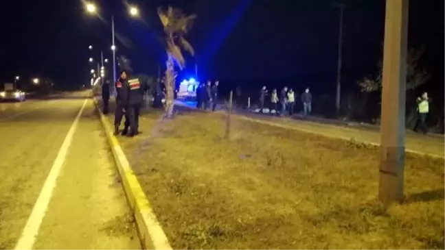 Çanakkale'de, yol kenarında otobüs beklerken otomobilin çarptığı 3 kadın, öldü