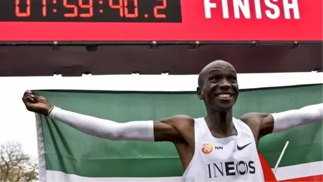 Kenyalı atlet Eliud Kipchoge tarihe geçti