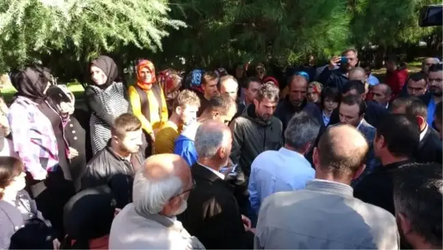 Trabzon'da yaylada evleri yıkılan yapı sahipleri valilik önünde