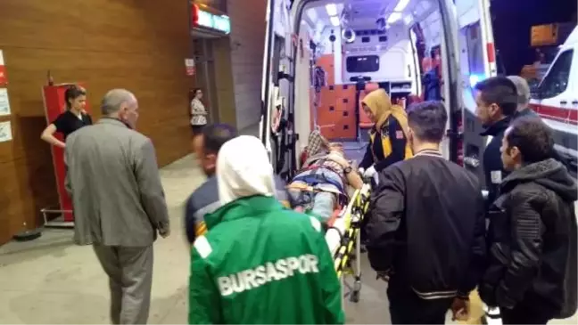 Bursa'da kamyonet traktöre çarptı: 2 yaralı