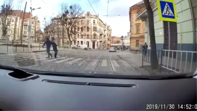 Yaya geçidinde sebepsizce kadına yumruk attı
