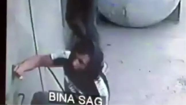 Pendik'te hırsızların kapıyı levyeyle açması kamerada