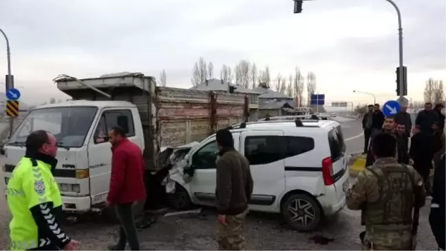 Kamyonet ve hafif ticari araç çarpıştı: 5 yaralı