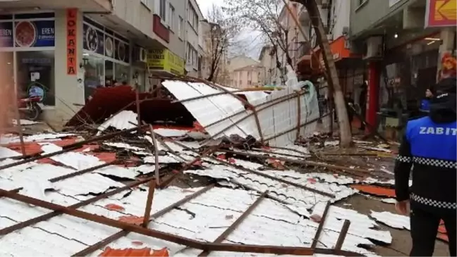 Biga'da fırtına nedeniyle 5 katlı binanın çatısı uçtu