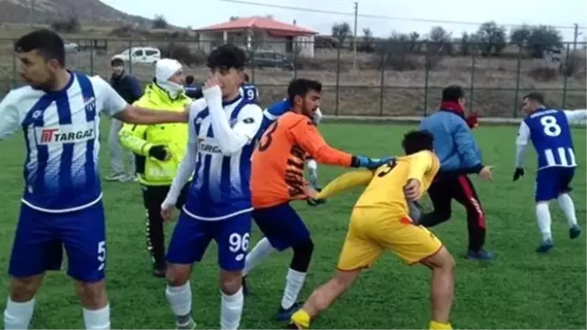 Futbolcular sahada tekme-tokat kavga etti, polis havaya ateş açtı