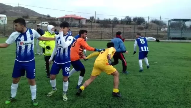 Futbolcuların kavgasını polis havaya ateş açarak sonlandırdı