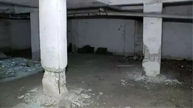 Mühüre rağmen ağır hasarlı binalarına döndüler
