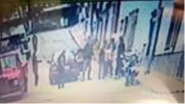 Pencereden sarkan çocuğu kurtaran kurye, 'kahraman' oldu