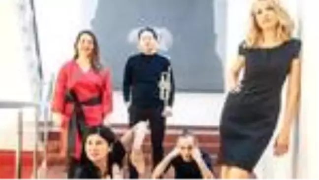 Bu insanlar bir müzede günde 8 saat ne yapıyor?