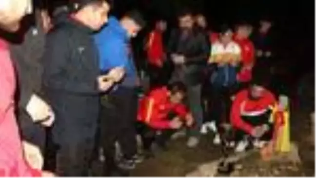 Şampiyon olup gece yarısı mezarlığa koştular