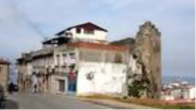 Trabzon Kalesi'nin surlarında yapılaşma