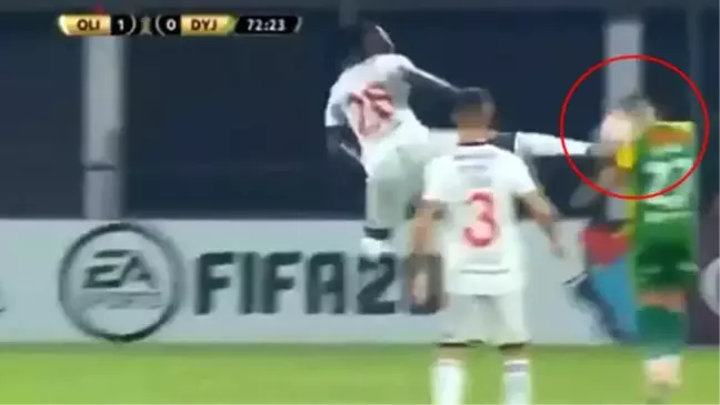 Adebayor'dan insanlık dışı faul! Karate...