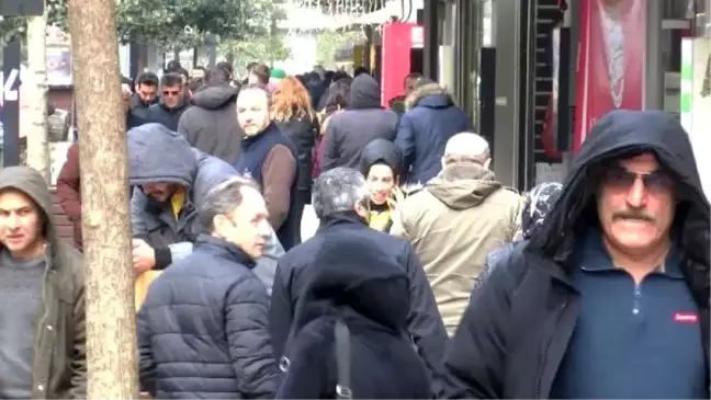 Samsun'da dükkanlar kapalı, halk sokakta