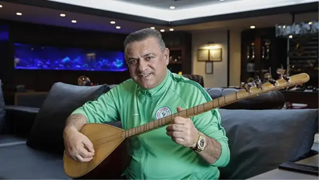 Çaykur Rizespor Başkanı Hasan Kartal, karantinada bağlama öğreniyor