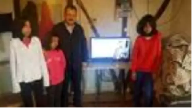 EBA TV'yi izleyemeyen 3 kardeşe televizyon hediye edildi