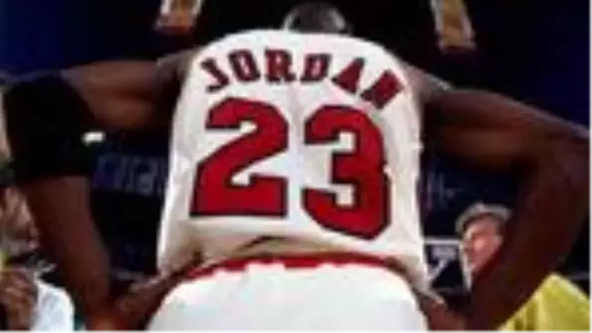 Efsane basketbolcu Michael Jordan'ın formasına servet ödediler