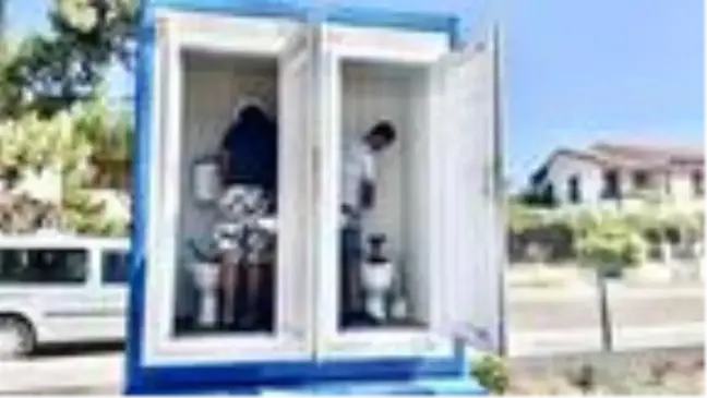 Didim'de, plajdaki tuvalet ve duş ile soyunma kabinlerine zarar verdiler
