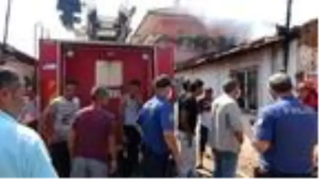 Aynı saatlerde çıkan yangında 2 ev kullanılmaz hale geldi