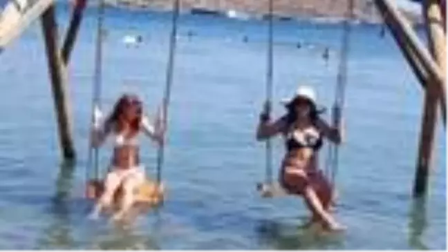 Bodrum'da yerli tatilciler sosyal mesafeli denizin keyfini çıkardılar