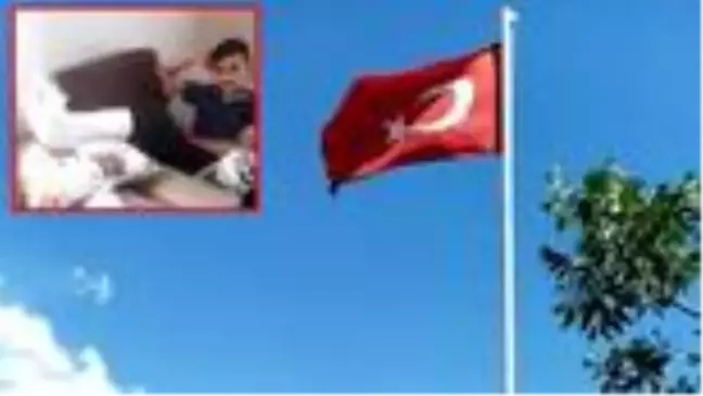 15 Temmuz'da bayrağı yenileyen çocuk düşerek ayağını kırdı!