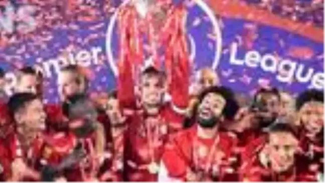 Liverpool 30 yıl sonra şampiyonluk kupasını kaldırdı