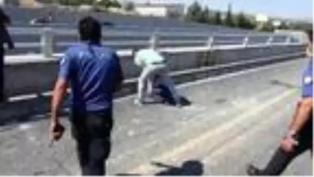 Köprüden atlamak isteyen genç kızı polis ikna etti