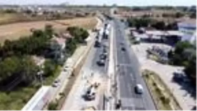 Devrilen TIR'daki buğday yola saçıldı, Tekirdağ-İstanbul yolu trafiğe kapandı