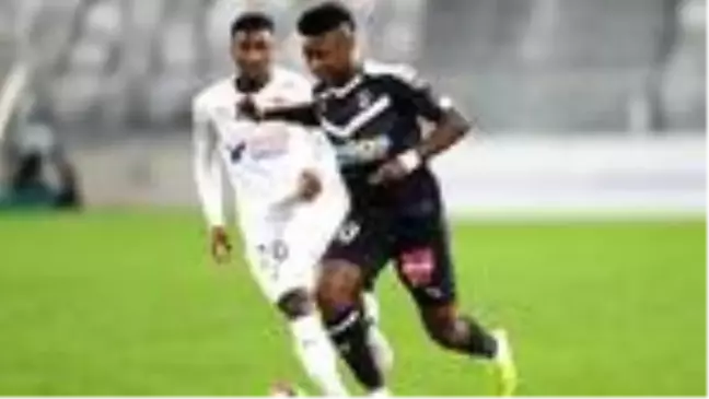 Samuel Kalu kimdir? Samuel Kalu kaç yaşında, aslen nereli, mevkisi ne? Hangi takımda oynuyor?
