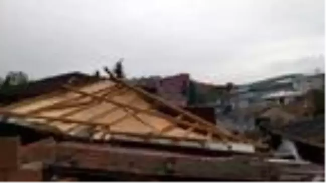 kocaeli'de şiddetli rüzgarda 3 katlı binanın çatısı uçtu