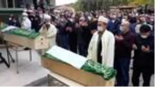 İzmir depreminde hayatını kaybeden hala ve yeğenleri Çanakkale'de son yolculuklarına uğurlandı