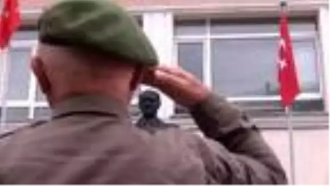 Asker üniformasıyla Ata'ya saygı