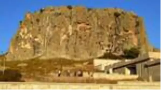Frigya'da tarihi eserlerin üzerine yazılan yazılar siliniyor
