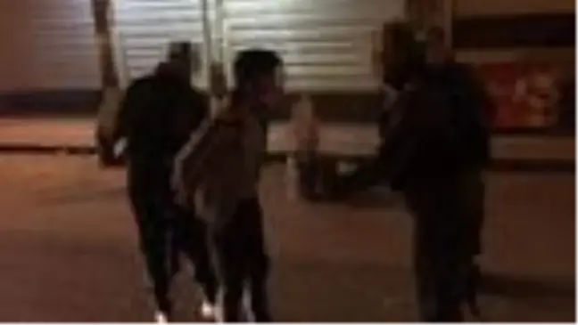 Diyarbakır'da kısıtlamayı ihlal eden grup, yol kesip lastik yaktı
