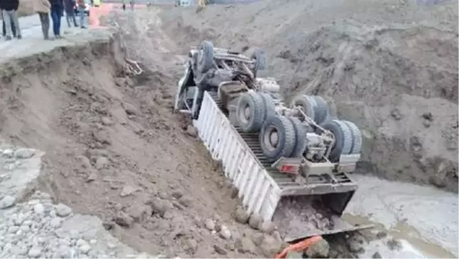 Yol çökünce kamyon kanalizasyon çalışması için açılan çukura devrildi