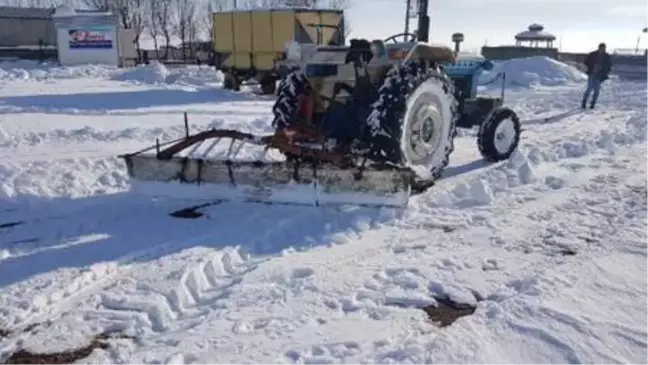 Kar nedeniyle atölyesine gidemedi, küreme aracı yaptı