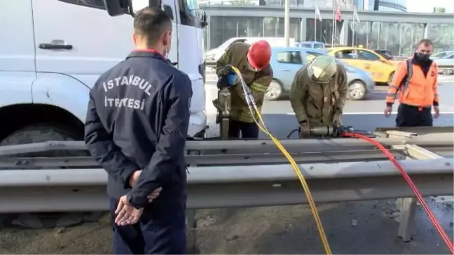Basın Ekspres'te kamyon bariyerlere saplandı