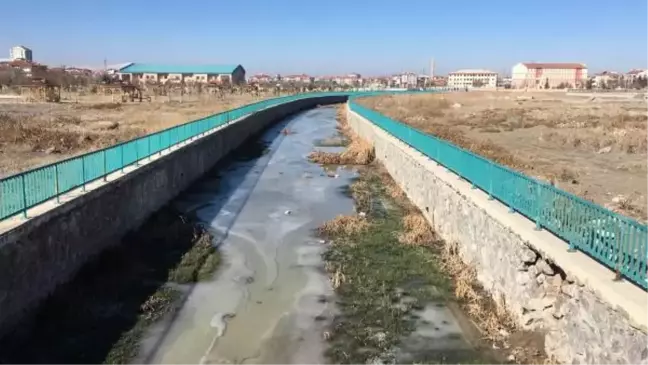 Konya'da Değirmenözü Çayı kısmen dondu