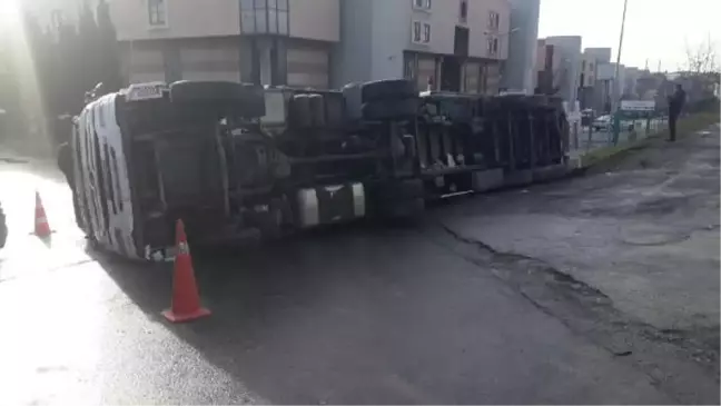 Esenler'de iplik yüklü TIR devrildi