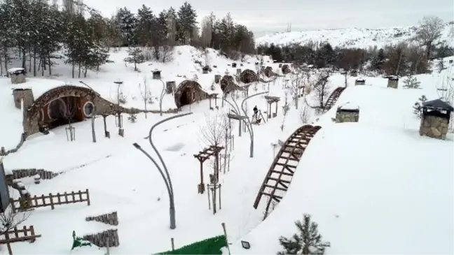 'Hobbit Evleri'nde masalsı kış güzelliği