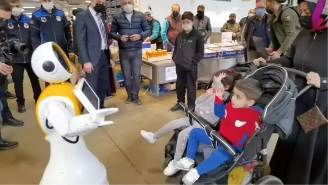 'Robot Ada' pazarda tezgahları gezip esnaftan çiçek aldı